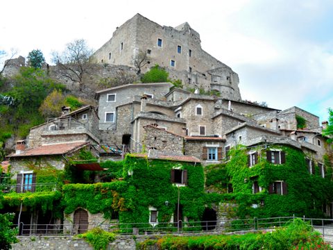 Castevecchio di Rocca Barbena (SV) | Cosa vedere nel borgo ligure