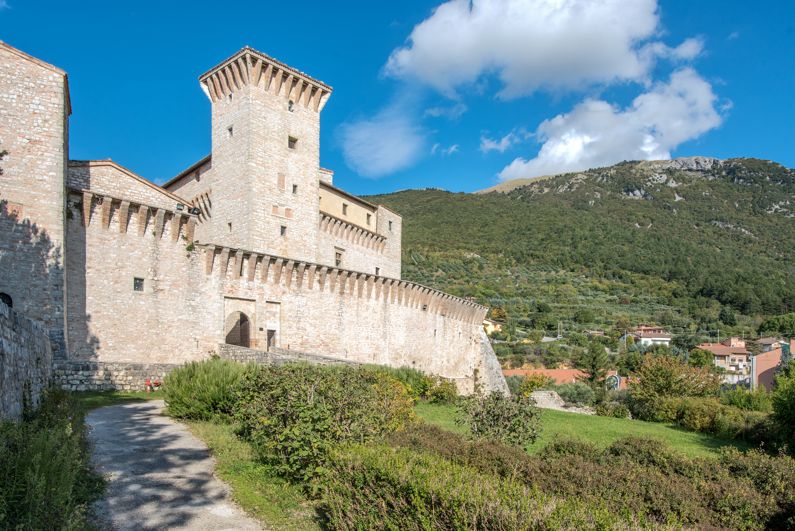 Cosa visitare a Gualdo Tadino (Rocca Flea) | Borghi Storici